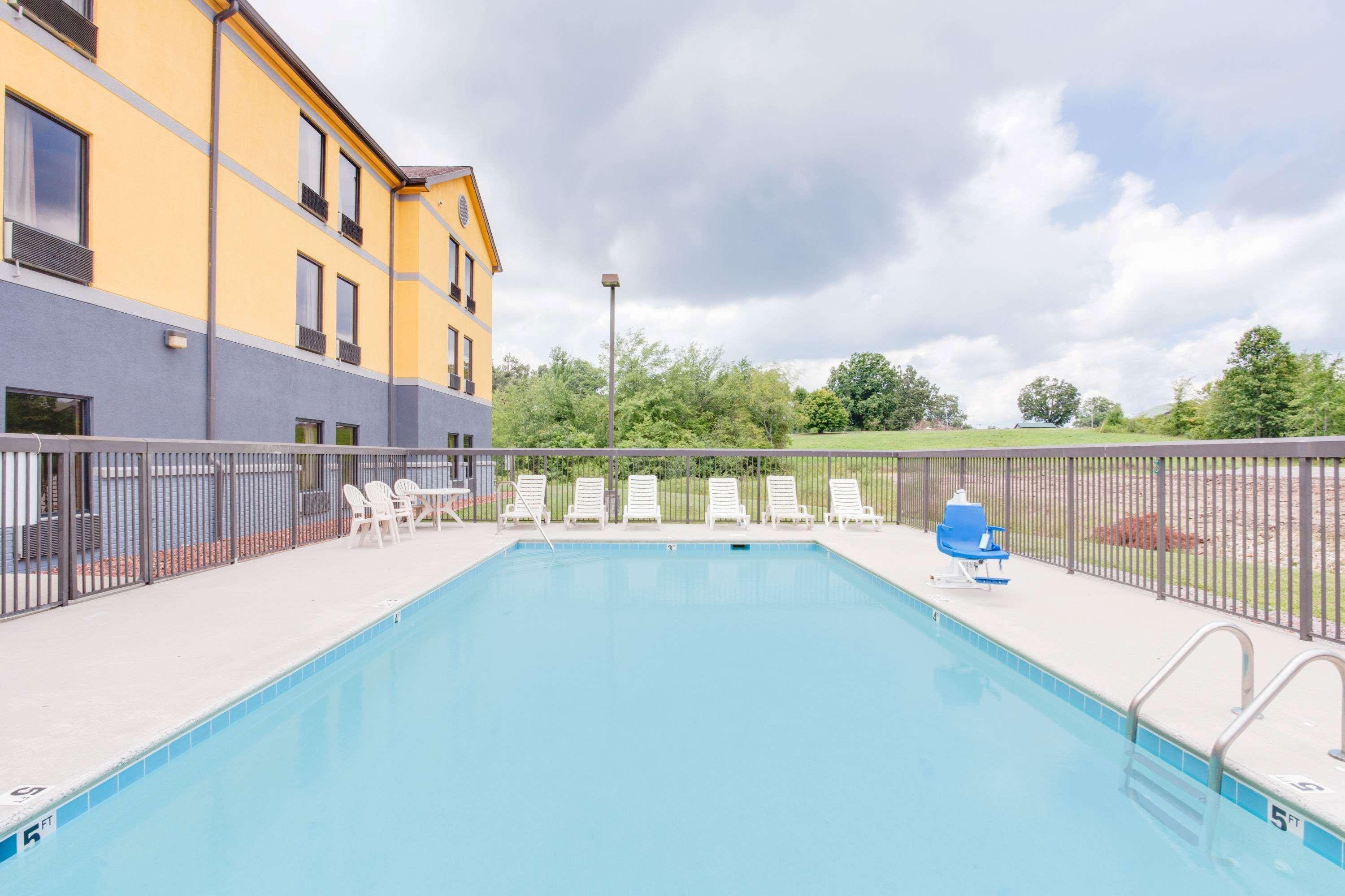 Super 8 By Wyndham Crossville Tn Buitenkant foto